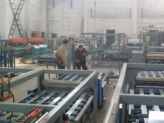 PLC Control EPS Sandwich Panel Machine z precyzyjną pompą pomiarową niskiej prędkości