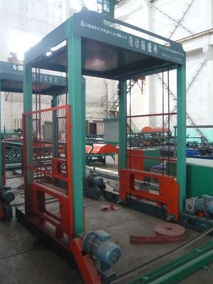 Mikrokomputerowy system sterowania lekką maszyną do formowania paneli ściennych do płyt formierskich