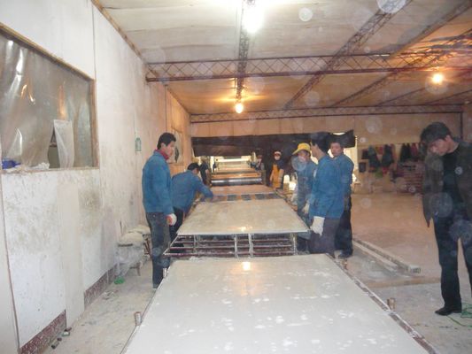 Maszyna do tworzenia próżni z tworzyw sztucznych o mocy 0,8 - 1 MPa Źródło powietrza 48 / 68 KW Moc grzewcza