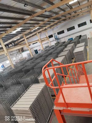 Półautomatyczna linia produkcyjna płyt ściennych z tworzyw sztucznych